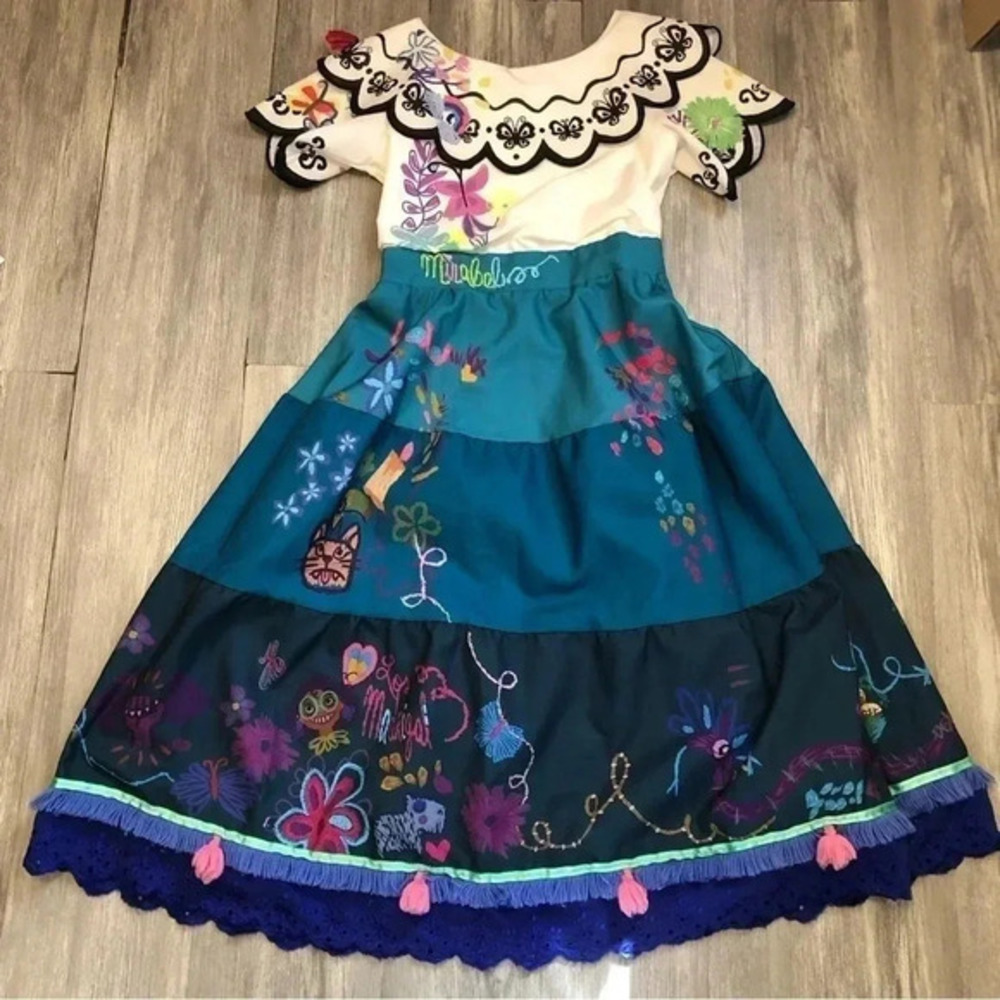 Authentic Disney Store Size 9/10 Encanto Mirabel‎  Dress Costume, Pretend Play
